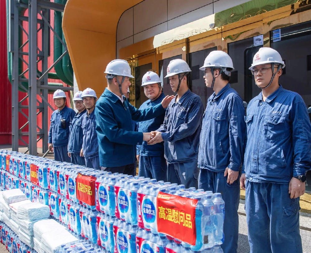 一线坚守有力量 高温慰问沁人心.png