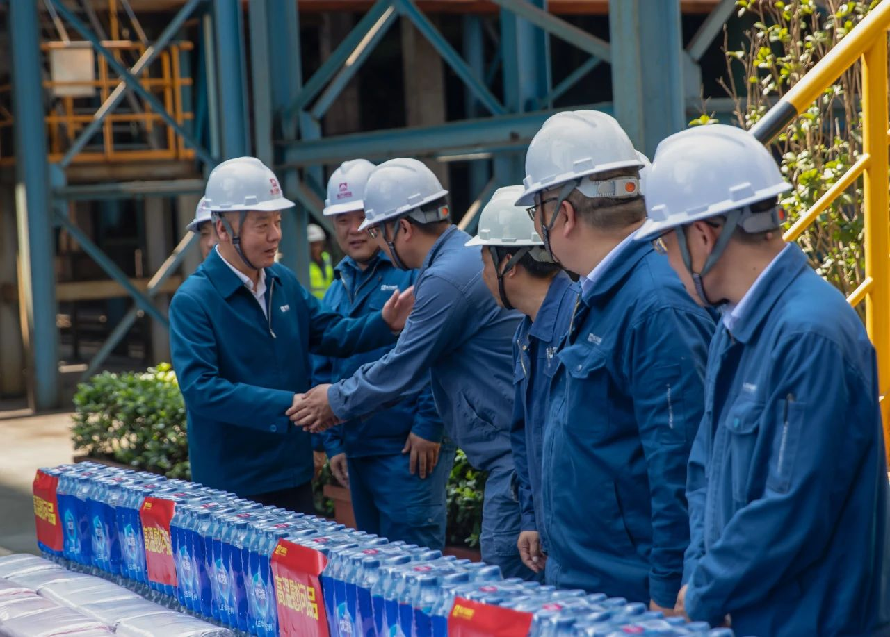 一线坚守有力量 高温慰问沁人心2.png